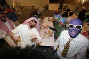 Mindestens 90 Prozent sind verkleidet: Gut gelaunte Fasnächtler am Bröggler Ohrenball. (Bild: Sam Thomas, 22. Februar 2009)