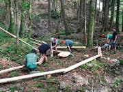 Mitglieder und Vorstand von Nesslau Tourismus legten beim Bau der Feuerstelle und der Wasserrinne selber Hand an. (Bild: PD)