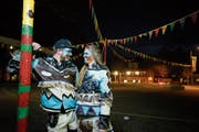 Christoph Bütler und Melanie Herzig auf dem Dorfplatz in Hünenberg. (Bild: Stefan Kaiser (25. Februar 2019))