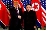 US-Präsident Donald Trump, links, trifft den Nordkoreanischen Machthaber Kim Jong Un in Vietnam. (Bild: Host Broadcast via AP, Hanoi, 27. Februar 2019)