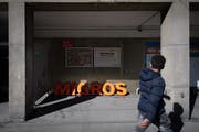 An der Zürcher Strasse ist der Schriftzug der alten Migros bereits abmontiert. Die Filiale des Grossverteilers in der Lachen ist die älteste noch existierende in der Ostschweiz. (Bild: Benjamin Manser - 25. Februar 2019)