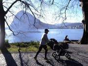 Schönes Winterwetter im Tessin, im Parco Ciani in Lugano am Luganersee, mit dem San Salvatore im Hintergrund. (Bild: Keystone/KARL MATHIS)