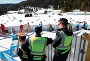 Polizeipräsenz an der Ski-nordisch-WM: auch im Zielraum des 15-km-Laufs der Männer. (Bild: Matthias Schrader/Keystone (Seefeld, 27. Februar 2019))
