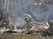 Bewohner versammeln sich beim Absturzort eines indischen Flugzeuges ausserhalb von Srinagar im von Indien kontrollierten Teil Kaschmirs. (Bild: Keystone/AP/MUKHTAR KHAN)