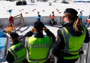 An der Strecke sind viele Polizisten zugegen. (Bild: Matthias Schrader/AP)