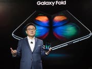 Google passt sein Betriebssystem Android an die neuartigen Falt-Smartphones an und arbeitet dabei etwa mit Handy-Herstellern wie Samsung und Huawei zusammen. (Bild: KEYSTONE/EPA SAMSUNG ELECTRONICS CO/SAMSUNG ELECTRONICS CO)