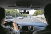 Neues Steuerregime bei Fahrtkosten: Pendler müssen mehr Einkommen versteuern.Bild: Alexandra Wey/Keystone (Emmen, 13. September 2018)