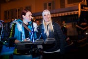Julie Zogg strahlt mit einer Guggenmusikerin der Moosfürz aus Azmoos auf dem Melser Dorfplatz um die Wette. (Bilder: Gian Ehrenzeller/Keystone)