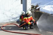 Der korrekte Aufbau der Leitungen, um im Brandfall Wasser zum Löschen zu haben, muss gelernt sein. (Bild: Sabine Camedda)