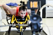 Marcel Hug beim Training auf dem Rennrollstuhl-Laufband im Schweizer Paraplegiker-Zentrum. (Bild: Donato Caspari/Nottwil, 15. Januar 2016)