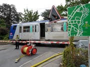 Immer wieder kommt es zu Unfällen, bei denen Autofahrer zwischen geschlossenen Schranken bei Bahnübergänge eingeschlossen werden. (Bild: KEYSTONE/MARTIAL TREZZINI)
