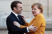 Gute Mine trotz angespannter Beziehung: Emmanuel Macron und Angela Merkel gestern in der französischen Hauptstadt. (Bild: Yoan Valat/EPA)