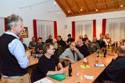 Eschlikons Gemeindepräsident Hans Mäder leitet den Informationsabend zur Zukunft der Schiessanlage in Hurnen. (Bild: Christoph Heer)