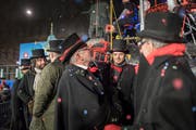 Sie sind schon alle in der Föbü-Zunft: Frank Riklin (ganz link), Walter Eggenberger (mitte) und Tranquillo Barnetta (zweiter von rechts) am Föbü-Verschuss 2018 beim Vadian-Denkmal. (Bild: Michel Canonica)