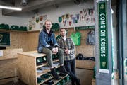 Im SCK-Fan-Shop: Liridon Berisha (sitzend) und Albin Sadrijaj. (Bild: Manuela Jans-Koch, Kriens, 21. Februar 2019)