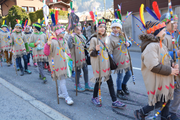 Ein Gruppe Indianer zieht mit Pfeil und Bogen durchs Dorf. (Bild: PD, Bürglen, 27. Februar 2019)