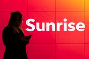 Eine Kundin in einem Shop von Sunrise. (Bild: Ennio Leanza / Keystone, Glattbrugg, 19. Februar 2019)
