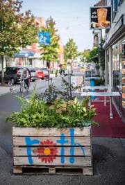 Tische vor einem Kebabladen in der Alleestrasse: Die Stadt hat Spielregeln für die Aussengastronomie auf öffentlichem Grund erlassen.