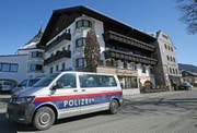 Ein Auto der Polizei vor dem österreichischen Mannschaftshotel. (Bild: Georg Hochmuth/APA)