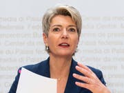 Die neue Justizministerin Karin Keller-Sutter erklärt, was sich mit dem neuen Asylsystem ändern wird. Sie ist für die Umsetzung der Asylreform zuständig, die Bundesrätin Simonetta Sommaruga aufgegleist hatte. (Bild: KEYSTONE/ANTHONY ANEX)