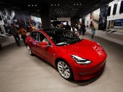 Keine Läden und Ausstellungsräume mehr: Tesla will seine Elektroautos künftig nur noch über das Internet verkaufen. (Bild: KEYSTONE/AP/DAVID ZALUBOWSKI)
