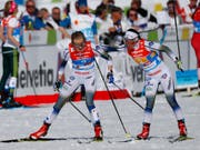 Mit Vorsprung in die letzte Ablösung und im Zielsprint souverän: Schwedens Charlotte Kalle (re.) schickt Teamkollegin Stina Nilsson auf die letzte Runde (Bild: KEYSTONE/AP/MATTHIAS SCHRADER)