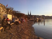 Sonnenaufgang an den Gestaden des Vierwaldstättersees beim Schwanenplatz in Luzern. (Bild: Linda Leuenberger)