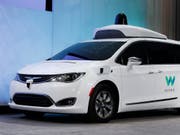 Mit einer Kooperation bei der Entwicklung selbstfahrender Autos wollen Daimler und BMW gemeinsam der neuen Konkurrenz die Stirne bieten. Führend ist auf diesem Gebiet heute die Google-Tochter Waymo. (Bild: KEYSTONE/AP/PAUL SANCYA)