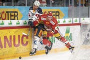 Wird bei der 1:5-Niederlage in Biel von Marco Maurer abgedrängt: Zugs Yannick-Lennart Albrecht (links). (Bild: Anthony Anex/Key (26. Februar 2019))