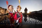 Zwei mit Grend: Eine selbstgemachte Vollmaskierung gehört an der Lozärner Fasnacht zum guten Ton. (Bild: Alexandra Wey/Keystone, Luzern, 28. Februar 2019)