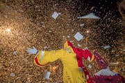 «Brüeleee»: Der Zunftnarr im Fötzeli-Gestöber auf dem Fritschibrunnen auf dem Luzerner Kapellplatz. (Bild: Pius Amrein, Luzern, 28. Februar 2019)