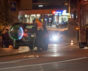 Am Mercedes mit Zuger Nummernschildern entstand leichter Sachschaden. (Bild: Geri Holdener, Bote der Urschweiz)