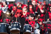 Glücksbringer: Die Familienguuggenmusig «Sumpflüüs Schüpfhe» mit ihrem Motto «25 Jahre Glück». (Bild: Boris Bürgisser, Escholzmatt, 28. Februar 2019)