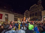 Die Fritschifamilie verteilt zusammen mit dem Fritschivater und seiner Entourage Orangen und Willisauerringli. (Bild: Pius Amrein, Luzern, 28. Februar 2019)