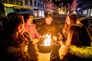 Das ist eben Fasnacht: Der Winter wird erst vertrieben. (Bilder: Nadia Schärli, Willisau, 28. Februar 2019)