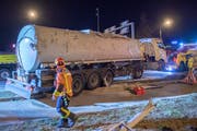 Der Unfall ist glimpflich ausgegangen: Der umgekippte Sattelschlepper hatte 21'000 Liter Biodiesel geladen. Davon gelangte nur wenig in die Umwelt. (Bild. Urs Bucher)