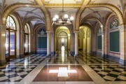 Das Schweizer Kreuz im Bundeshaus West. (Bild: Peter Klaunzer/Keystone)