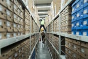 Arbeiter in einem Lager in der chinesischen Grossstadt Shanghai der Logistikfirma Best Inc., die Alibaba beim Versand unterstützt. Bild: Qilai Shen/Bloomberg (6. November 2017)