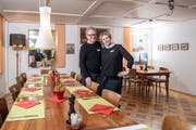 Gastgeber Edi Thurnheer und Kasia Balinska Thurnheer in der «Linde». (Bild: Urs Bucher)
