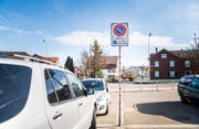 Nur Besucher des «Ochsen» dürfen hier parkieren. (Bild: Andrea Stalder)