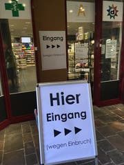 Die Kunden der Drogerie Aemisegger müssen den Personaleingang benutzen, weil der Täter die Tür eingeschlagen hat. (Bild: Sabrina Bächi)