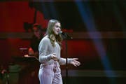 Luana Hotz (14) versucht, mit ihrem Gesang die Coaches zu überzeugen. (Bild: SAT 1/André Kowalski)
