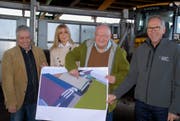 Erläuterungen, bevor der Bagger auffährt: Markus Thalmann, Sabine Nowak, Verwaltungsrätin Bioenergie Tägerwilen, Karl-Heinz Restle und Guido Gross. (Bild: Kurt Peter)