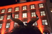 Im Visier: Der Herold spottet im Baronenhaus, die Teufel hören zu.