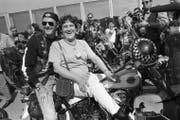 Töffspass mit Filmstar Peter Fonda beim Love Ride 1982 in Zürich. (Bild: PD)