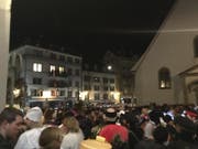 Luzern im Ausnahmezustand: Tausende Fasnächtler fiebern auf dem Kapellplatz der Fasnacht entgegen. (Bild: Kilian Küttel)
