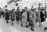 Emilie Lieberherr (Zweite von rechts) führt am 1. März 1969 den Demonstrationszug zum Bundesplatz an. Links von ihr vorne ist ihre Lebenspartnerin Minnie Rutishauser. (Bild: Keystone)