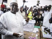 Der wiedergewählte senegalesische Präsident Macky Sall am letzten Sonntag bei der Stimmabgabe in einem Stimmlokal in der Stadt Fatick. (Bild: Keystone/AP)
