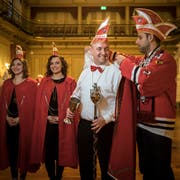 Probe für den Ernstfall: Der letztjährige Obernarr Pablo I. (rechts) kleidet seinen Nachfolger, René II., im Rathaus ein. Daneben erwartungsfroh die närrischen Begleiterinnen Ylenia (links) und Yara. (Bild: Reto Martin)