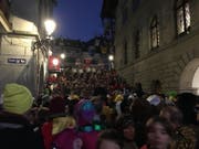 Fasnächtliches Treiben rund um die Rathaustreppe: Hier spielt die Rasselbandi Horw. (Bild: Kilian Küttel)